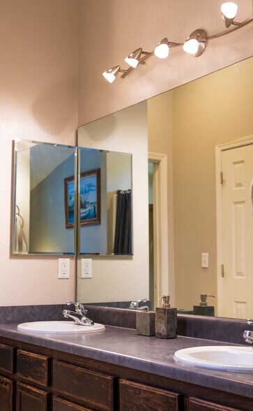 Master Ensuite 2 - 1059 W Lil Ben Trl