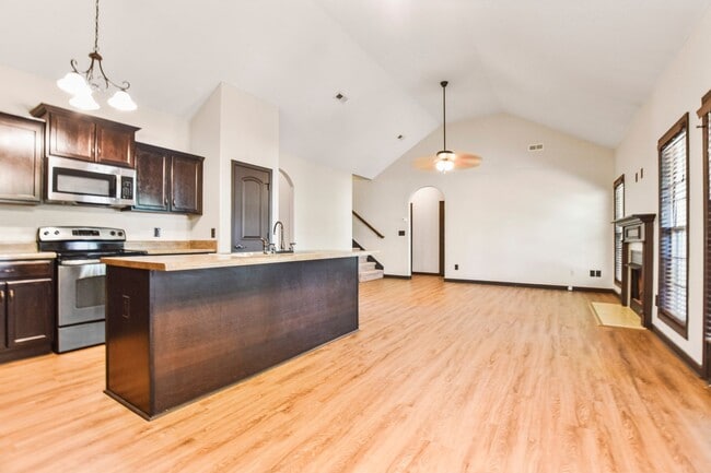 Building Photo - Pet Friendly Four Bedroom!