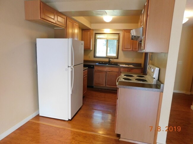 Building Photo - Beautiful 2 Bedrrom, 1.5 Bathroom Condo