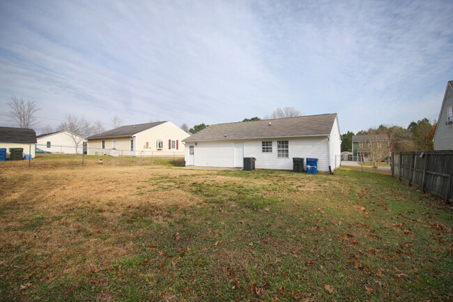 Building Photo - Updated 3 bedroom house with fenced in yard!