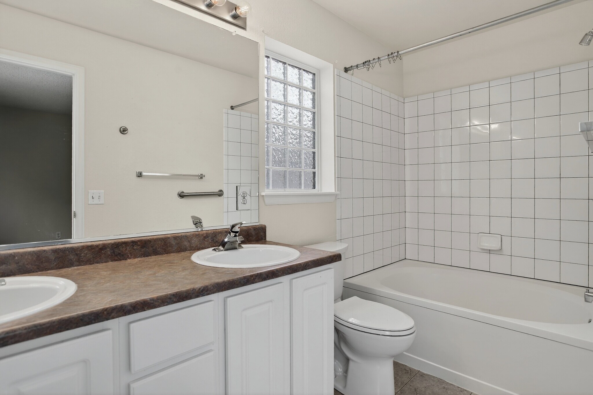 Building Photo - 4054 Perth St