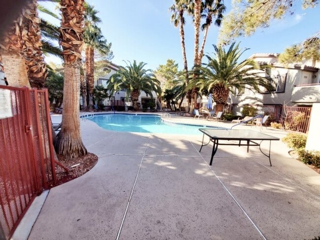 Building Photo - RENOVATED 2BD/2BA NEAR STRIP!