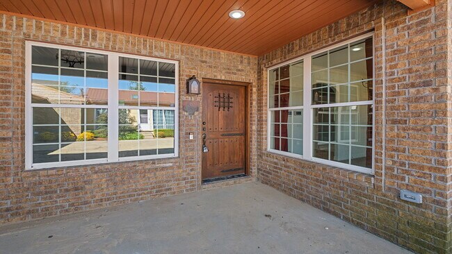 Building Photo - 1414 W Cypress St