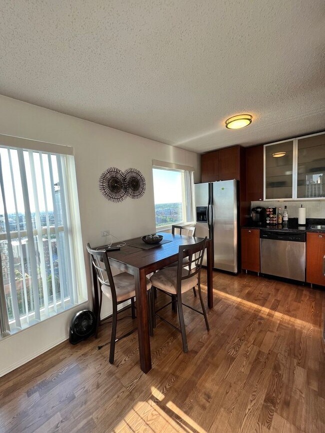 Building Photo - 1212N N La Salle Dr