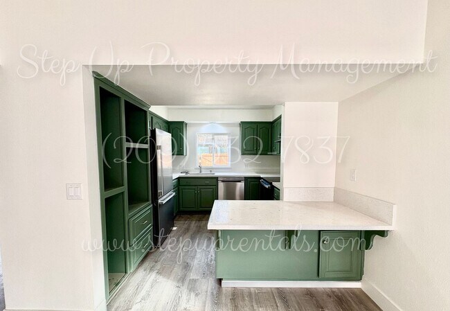 Building Photo - 18669 Pine St