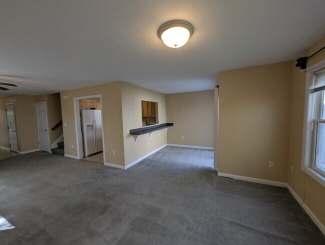 Building Photo - Immaculate End Unit in Desirable Weatherst...