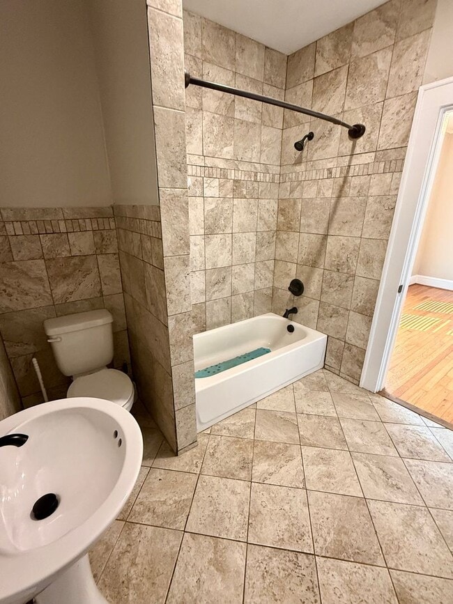 Building Photo - Three bedroom, 1 bath house in Burlington