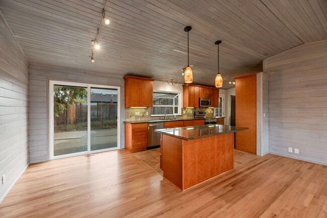 Building Photo - Woodridge Home 4bd 3ba great location!