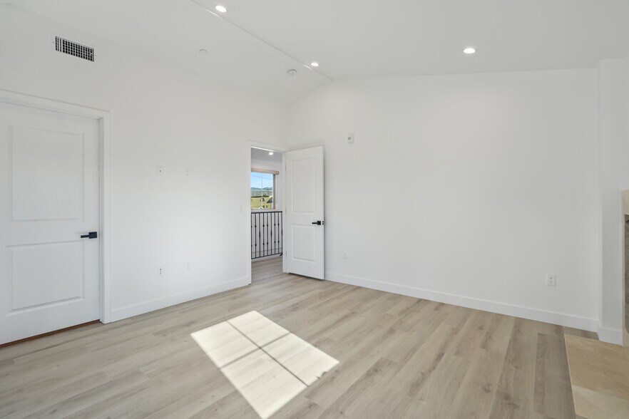 Building Photo - 11474 Moorpark St