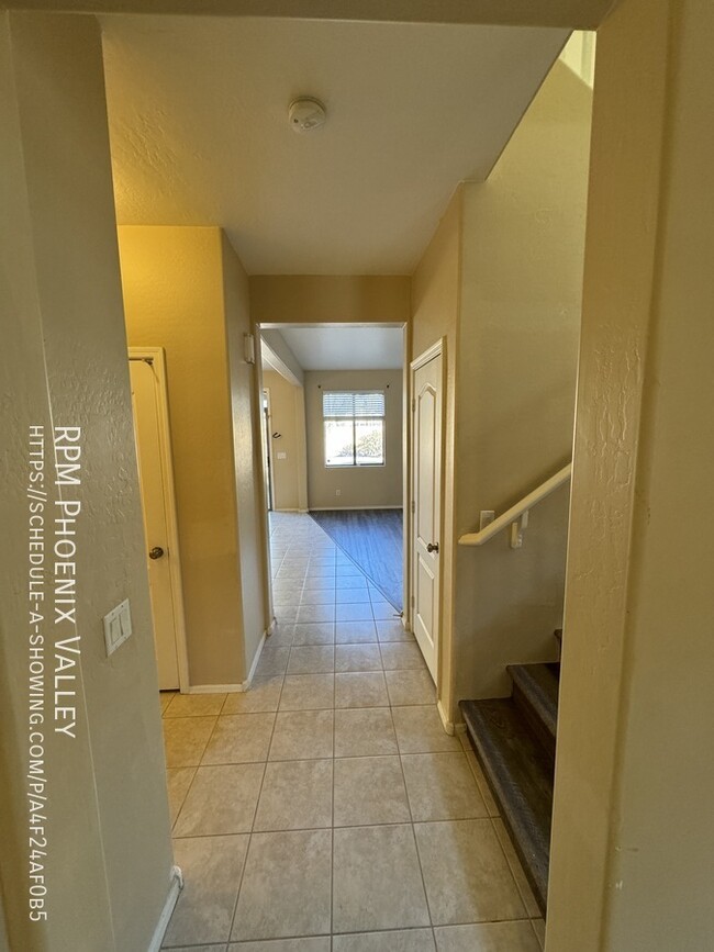 Building Photo - Cozy 4 bed / 2.5 bath with new carpet in p...