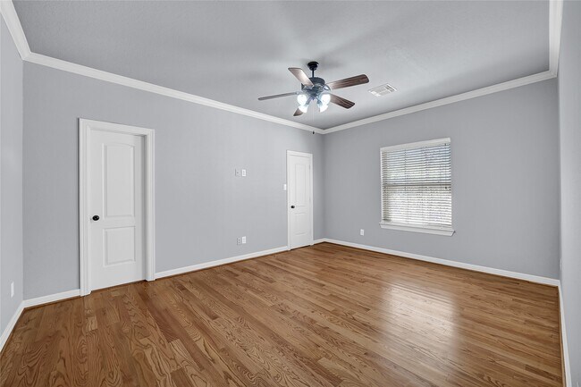 Building Photo - 5738 Ariel St