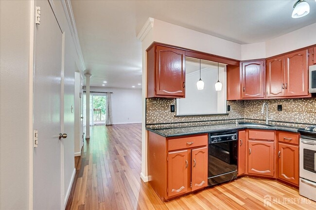 Building Photo - 6 Tulip Ct