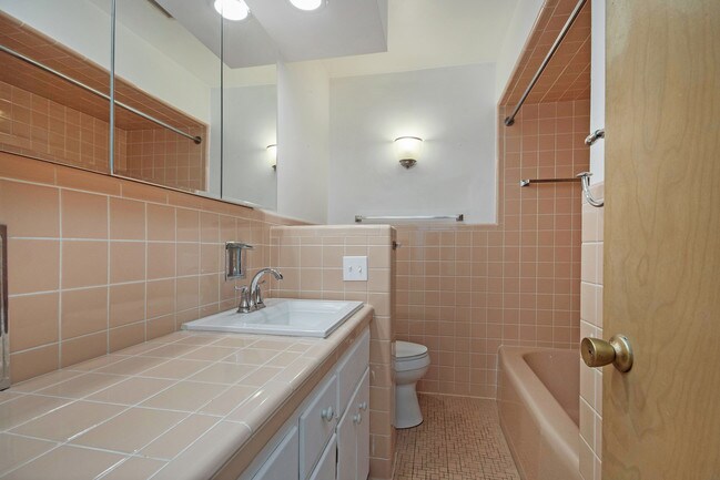 Building Photo - 2149 Lonsdale Dr NE