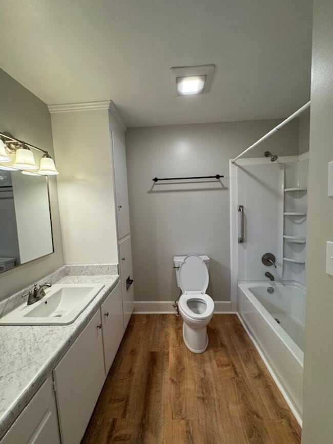 Building Photo - 2 Bedroom, 1 Bath duplex (right side unit) close to downtown Greenville with hardwood floors, a l...
