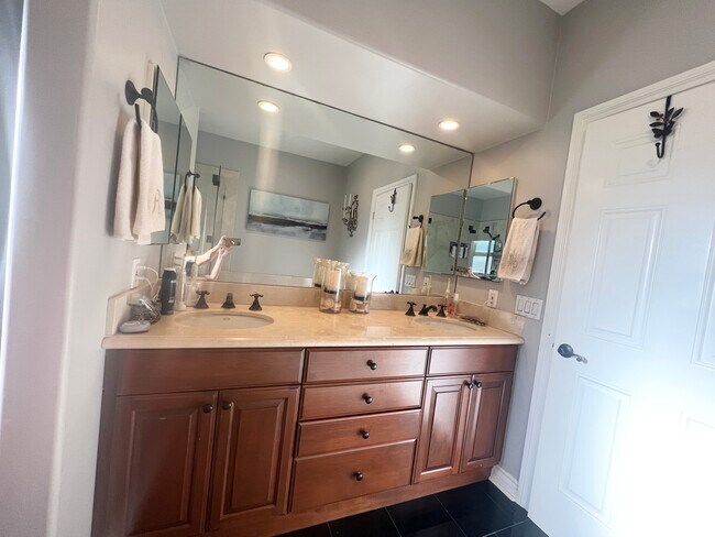 Master Bathroom - 6947 Jellico Ave