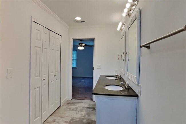 Building Photo - 4709 Crest Knoll Dr SW