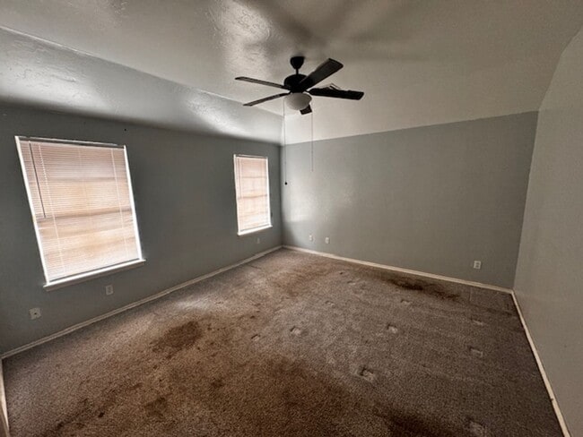 Building Photo - 3bed 2bath located in Mustang School District!