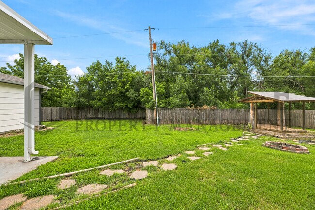 Building Photo - 516 N Lakeside Dr
