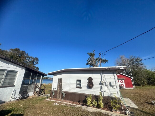 Building Photo - 734 Memorial Dr