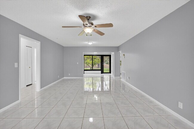Building Photo - "Spacious 2-Bed, 2-Bath Boynton Beach Gem with Modern Granite Elegance – 1400 Sq Ft!"