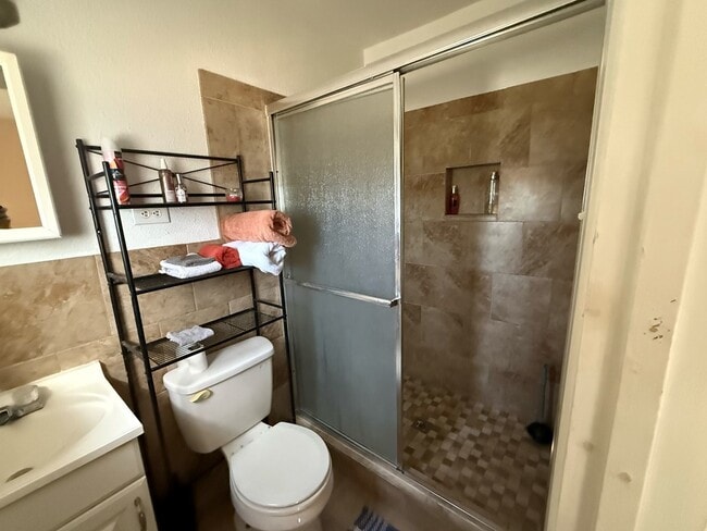 Building Photo - 420 E 47th St