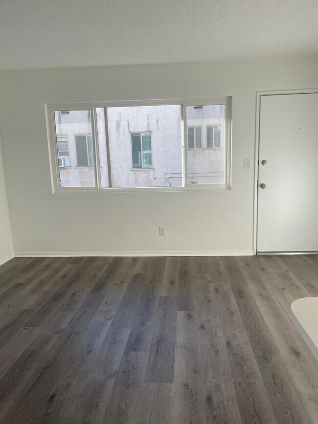 Interior Photo - 6121 Crenshaw Blvd