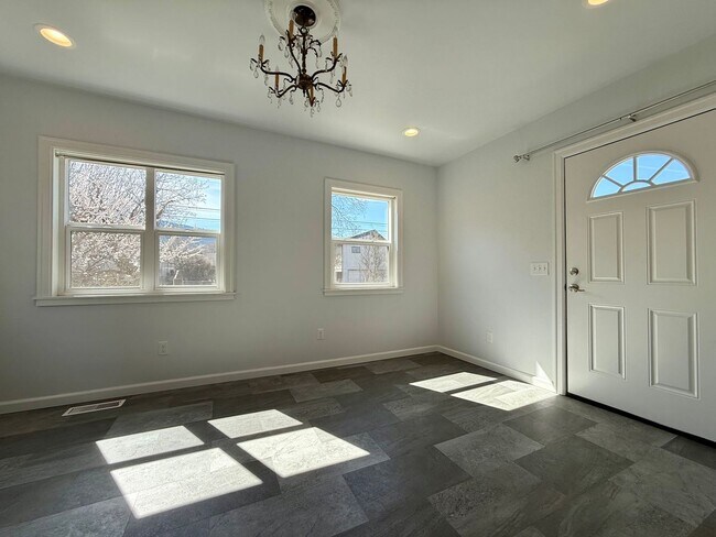 Building Photo - 3 Bedroom / 2 Bath Home - Bespoke Elegance in the University District!