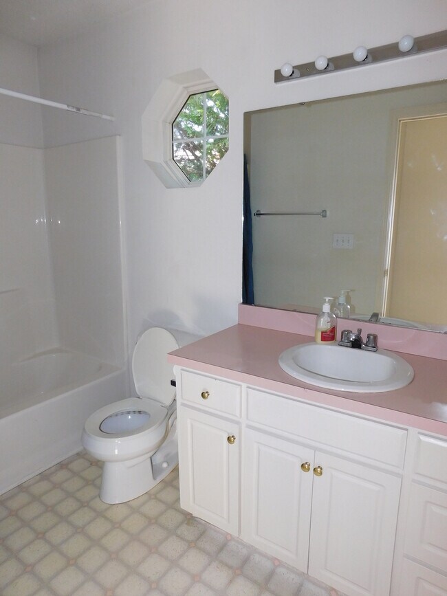 Building Photo - 213 Esquire Ct