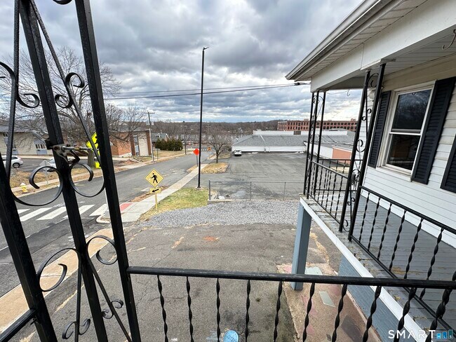 Building Photo - 40 Oak St