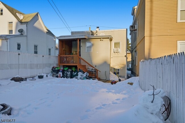 Building Photo - 245 Pierre Ave