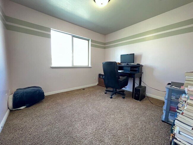 Building Photo - 6 Bedroom/3 Bathroom House in Eagle Mountain
