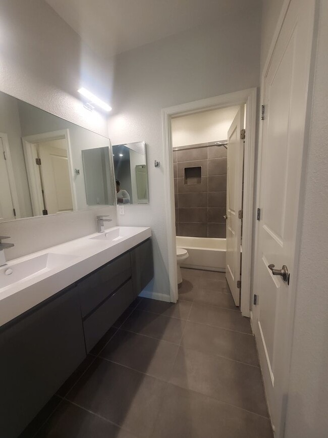 Building Photo - Modern Concord Townhouse 3/2.5 near BART &...