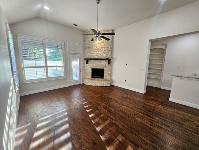 Building Photo - Move-in Special: 50% off second full month...