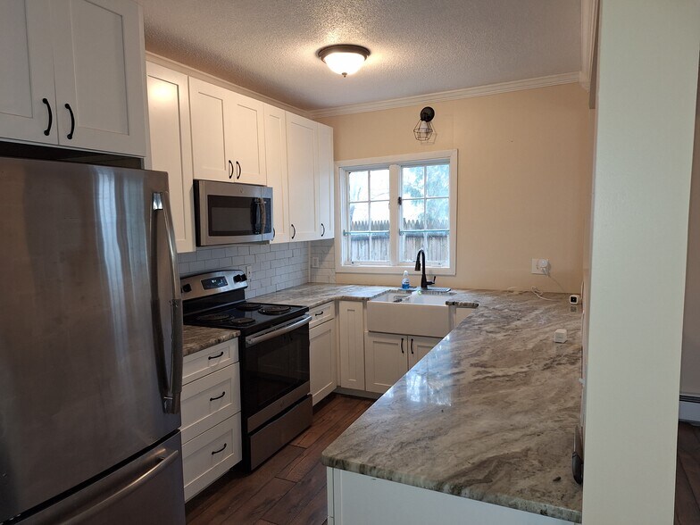 Stainless appliances, farmer's sink, 10 feet of stone countertops - 7 Summer St