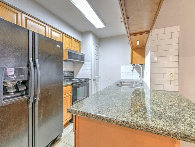 Building Photo - 526 Golden Raintree Pl