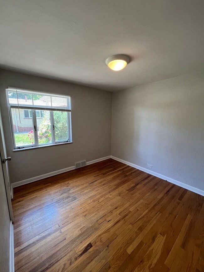 Building Photo - 2-Bed 1-Bath Duplex In Denver's University...