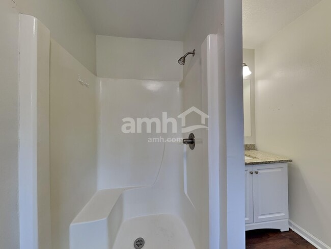 Building Photo - 200 Kingscreek Dr