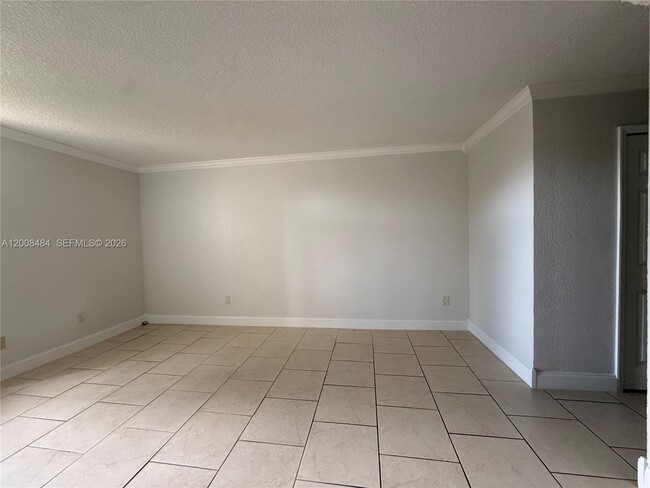 Building Photo - 9140 Fontainebleau Blvd