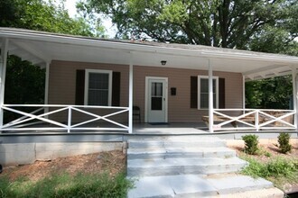 Building Photo - Spacious 2 Bed 2 Bath House with Storage /...