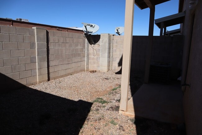 Building Photo - Great home great price