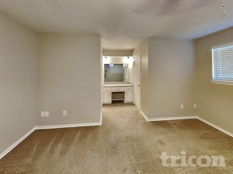 Building Photo - 545 Sharp Dr