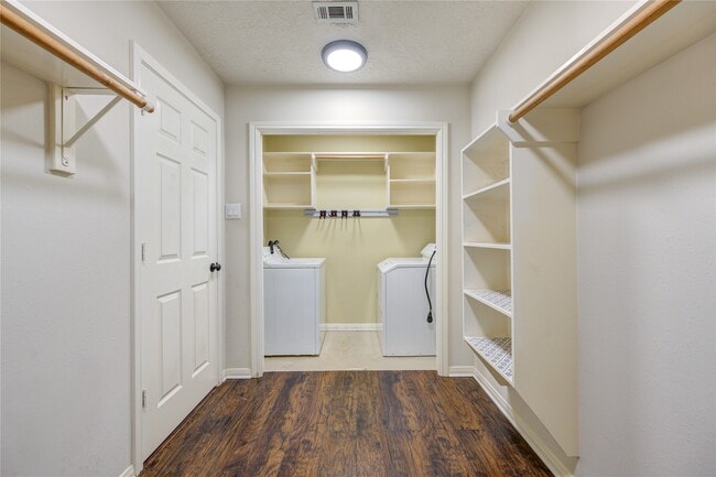 Building Photo - 9550 Thousand Oaks Loop