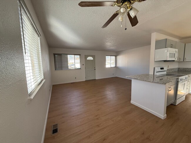 Building Photo - Cute Updated 2 Bedroom House