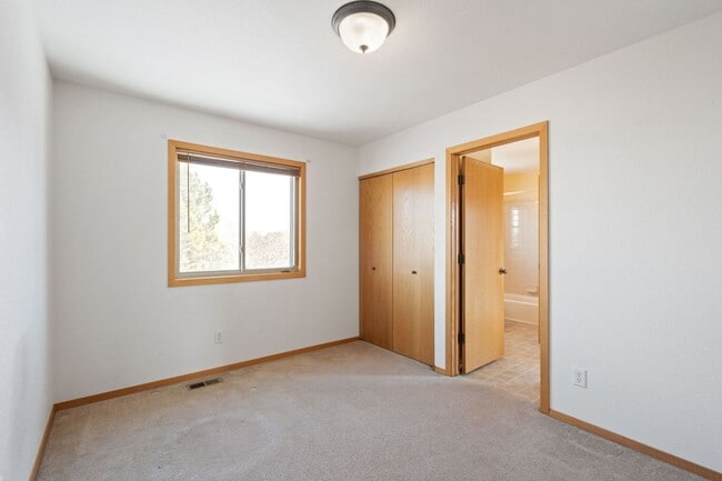Building Photo - Spacious 5-Bedroom, 4-Bathroom home in Wes...
