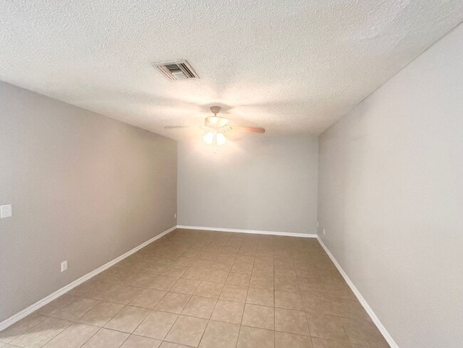 Building Photo - Charming 2-Bedroom Townhome with Bonus Roo...