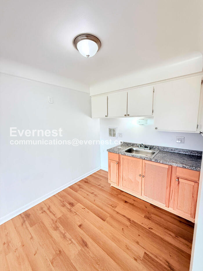 Building Photo - 15601 Schoolcraft Rd