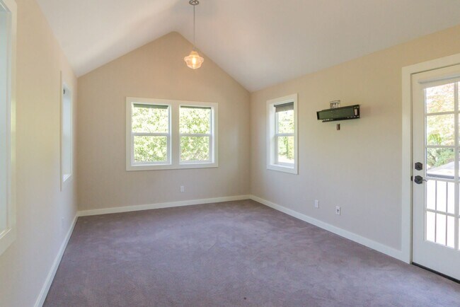 Building Photo - 6bd/3.75ba Seattle Home