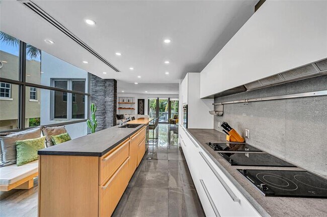 Building Photo - 1511 NE 4th Pl