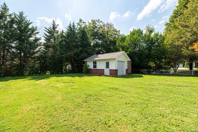 Building Photo - 1719 Scenic Dr
