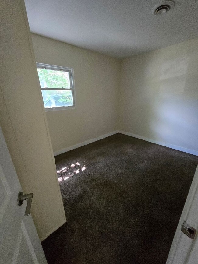 Building Photo - 4BD/1 BA nicely updated home